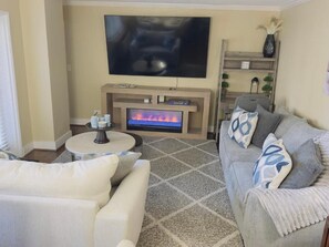 Smart TV, lareira, livros