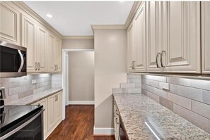 Fridge, microwave, stovetop, dishwasher - The Riverview Estate Midtown Atlanta (Atlanta)