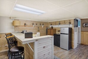 Private kitchen - Peaceful Modern Rustic Countryside Downstairs Guesthouse (Sevierville)