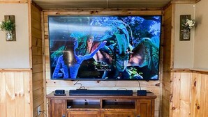 Un mueble de madera con centro de entretenimiento y un televisor de pantalla plana montado arriba.