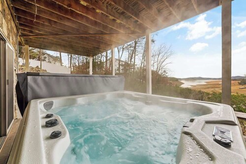 Cobblestone Cove. Lake Front/Hot Tub/Outdoor Fireplace/5 Acres/Game Room