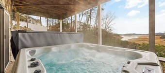 Cobblestone Cove. Lake Front/Hot Tub/Outdoor Fireplace/5 Acres/Game Room