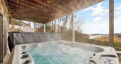 Cobblestone Cove. Lake Front/Hot Tub/Outdoor Fireplace/5 Acres/Game Room