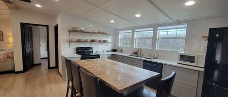 Mikrobølgeovn, ovn, kokeplater og oppvaskmaskin