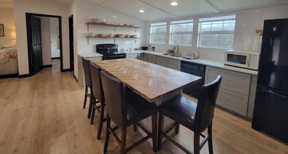 Near Ballparks National and Lake of the Ozarks, 4BR Home, 4 BA, 7 bed, 6 acres