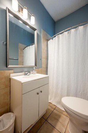 Classic House, City View | Bathroom | Soap, shampoo, toilet paper - Affordable Quaint Retreat in Indianapolis (Indianapolis)