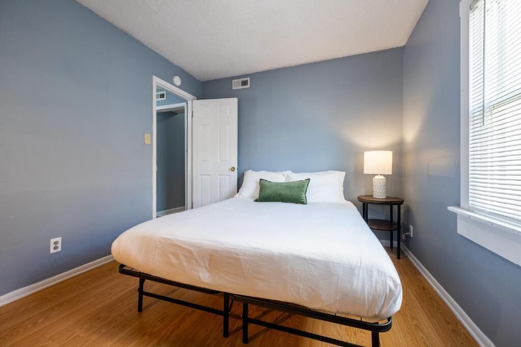 Cortinas blackout, tabla de planchar con plancha y wifi gratis 