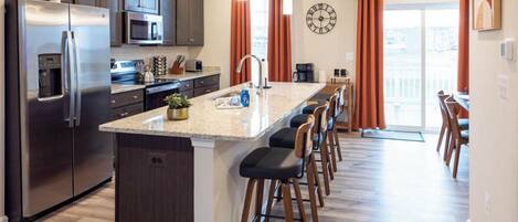 Køleskab, mikrobølgeovn, ovn, kogeplade