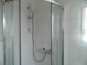 Chuveiro, secador de cabelo, toalhas de banho, sabonete