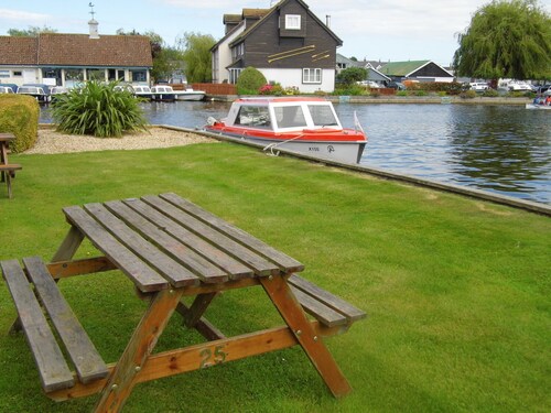 Pet-friendly riverside cottage, Wroxham, Norfolk, ideal for fishing / boating