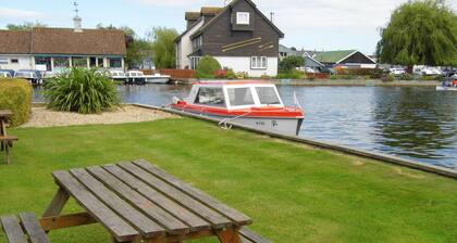 Pet-friendly riverside cottage, Wroxham, Norfolk, ideal for fishing / boating