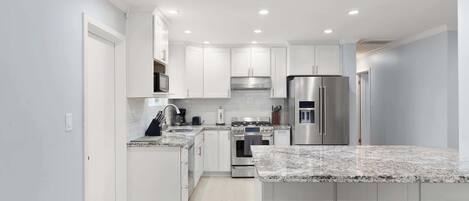 Refrigerador, microondas, lavavajillas y cafetera y tetera