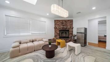 Televisión, chimenea y oficina