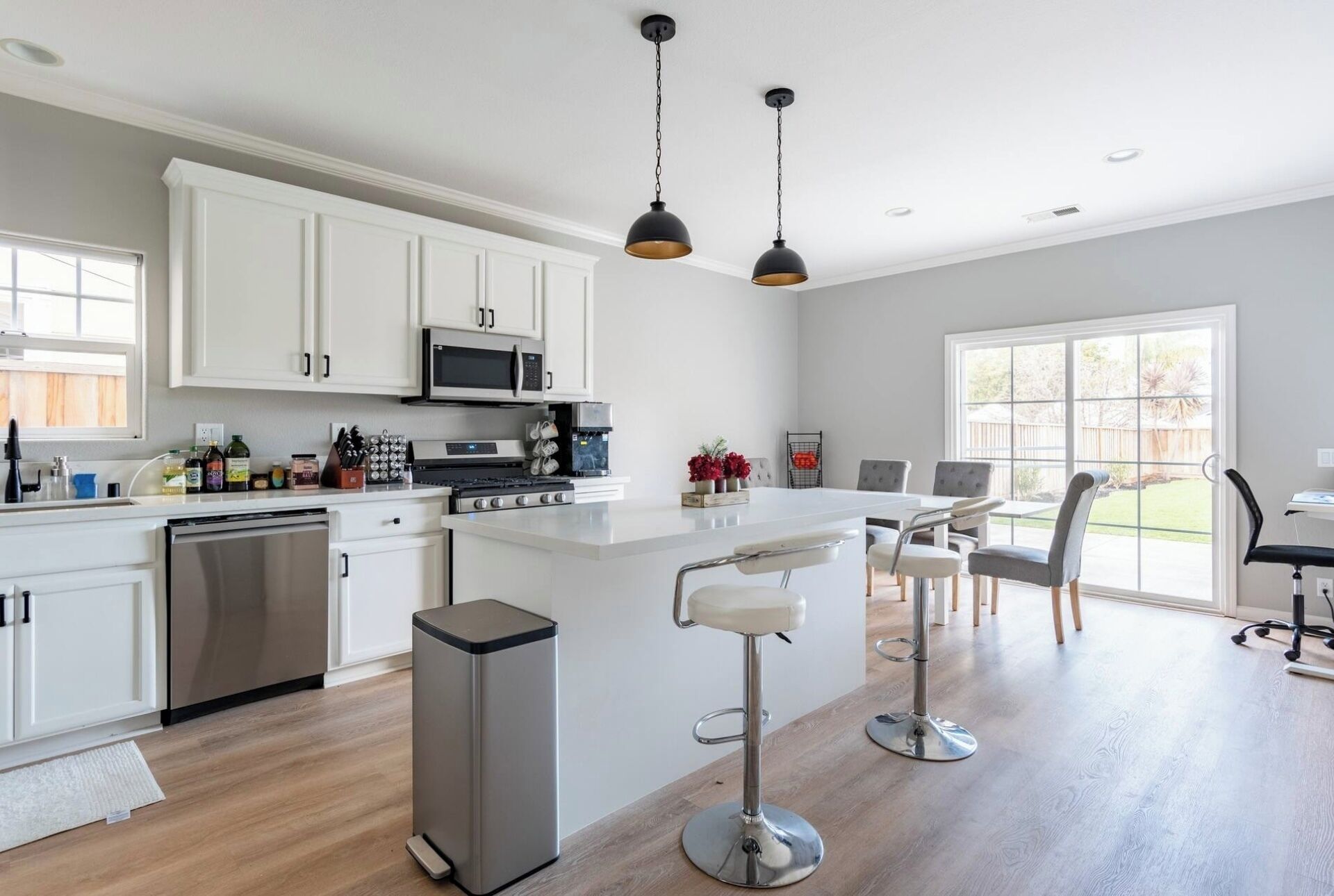 Micro-ondes, four, plaque de cuisson, lave-vaisselle