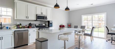 Micro-ondes, four, plaque de cuisson, lave-vaisselle