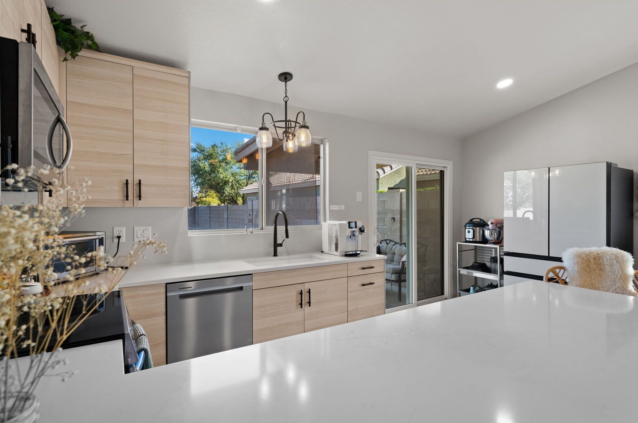 Mikrobølgeovn, ovn, kokeplater og oppvaskmaskin