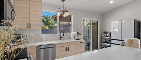 Mikrobølgeovn, ovn, kokeplater og oppvaskmaskin