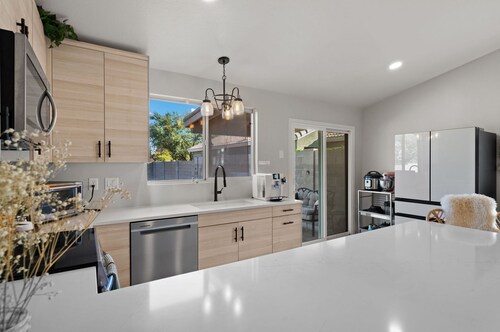 Cozy Art Retreat: Gourmet Kitchen + Workspace