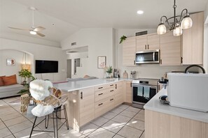 Fridge, microwave, oven, stovetop - Cozy Art Retreat: Gourmet Kitchen + Workspace (Tucson)