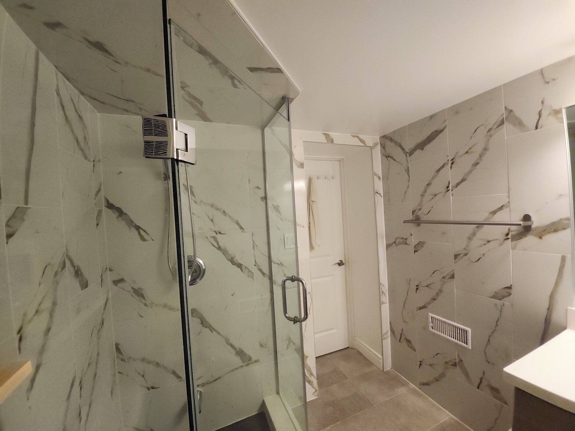 Douche, sèche-cheveux, serviettes fournies, savon