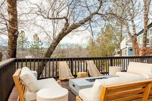 Terrace/patio - Lakeview Mountain Modern (Lake Arrowhead)