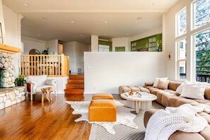 Fireplace, stereo - Lakeview Mountain Modern (Lake Arrowhead)