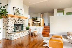 Fireplace, stereo - Lakeview Mountain Modern (Lake Arrowhead)