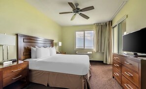 Tabla de planchar con plancha, wifi y ropa de cama 