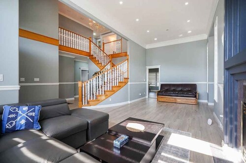 Spacious 5 bed 4 bath in Delta/Surrey centrally located close to mall,restaurant