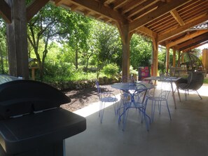 Outdoor dining - Au temps des Fleurs - Chez Mamiecha (BAGE-DOMMARTIN)