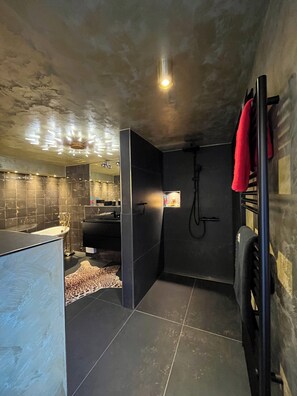 Haartrockner, Handtücher, Seife, Toilettenpapier