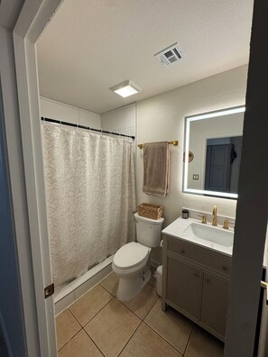 Towels, soap, toilet paper - Cozy 1-bedroom house in awesome Mesa with cool AC (Mesa)