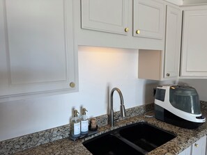 Private kitchen - Cozy 1-bedroom house in awesome Mesa with cool AC (Mesa)