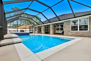 House - Modern 4BR Retreat Near Beach Heated Pool (Palm Coast)