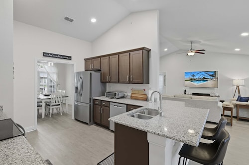 Modern 4BR Retreat Near Beach Heated Pool