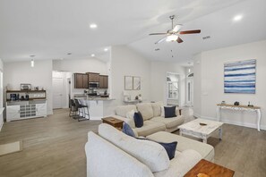 House - Modern 4BR Retreat Near Beach Heated Pool (Palm Coast)