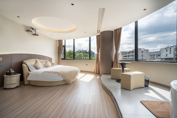 Desk, laptop workspace, soundproofing, iron/ironing board - Ancient City District Ai Shan Hotel (Lijiang)