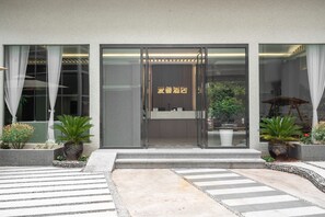 Property entrance - Ancient City District Ai Shan Hotel (Lijiang)