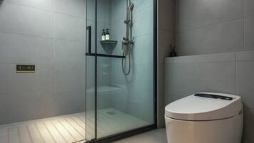 Une salle de bain moderne avec une douche à parois de verre, des toilettes et une petite étagère contenant des articles de toilette.