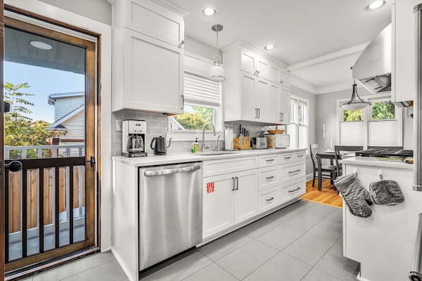 Coffee/tea maker, fridge, microwave, oven