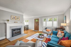 Living area - Walk 2 Lake! ~ Home Gym ~ A/C ~ Kid & Dog Friendly (Seattle)