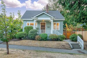 A single-story house with a front porch, a chimney, and a small front yard. - Walk 2 Lake! ~ Home Gym ~ A/C ~ Kid & Dog Friendly (Seattle)
