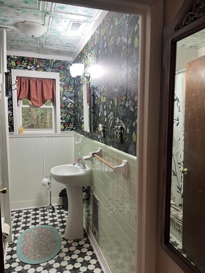Sèche-cheveux, serviettes fournies, savon, papier toilette