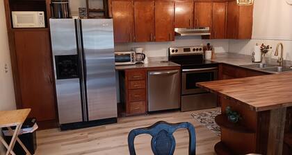 Lakefront 3-bedroom 2 bath lodge with AC in charming Scottsboro boat launch view