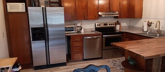 Lakefront 3-bedroom 2 bath lodge with AC in charming Scottsboro boat launch view