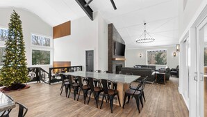 Una cocina moderna con una isla grande, suelo de madera y un árbol de Navidad.