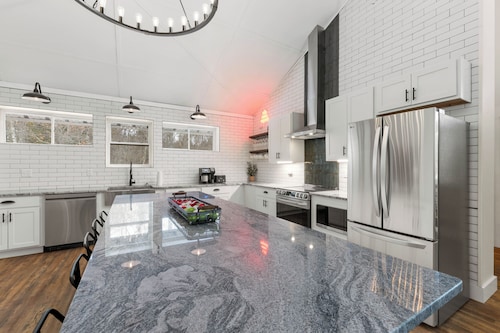 Beautiful 4000 SF, Sleeps 16, 5 Min to Skiing & Dining for everyone together