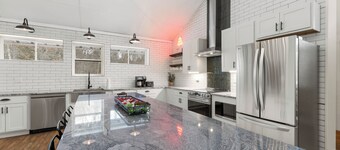 Beautiful 4000 SF, Sleeps 16, 5 Min to Skiing & Dining for everyone together