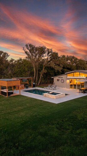 Luxury house with heated pool+Movie theatre room next to sixflags and la cantera