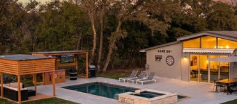 Luxury house with heated pool+Movie theatre room next to sixflags and la cantera